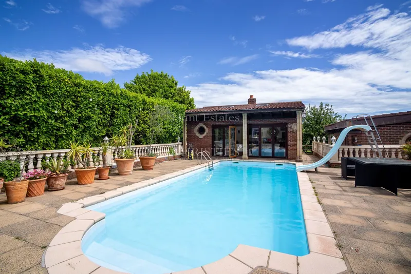 Four Bedroom Family Home with Outdoor Pool & Gardens — photograph 9
