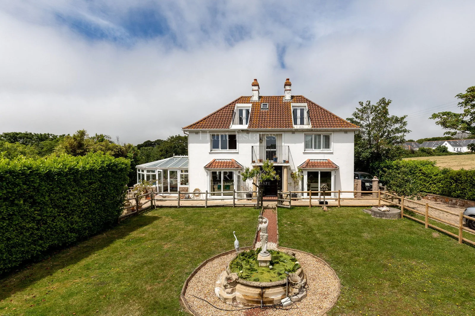 Four Bedroom Family Home with Outdoor Pool & Gardens — main photograph