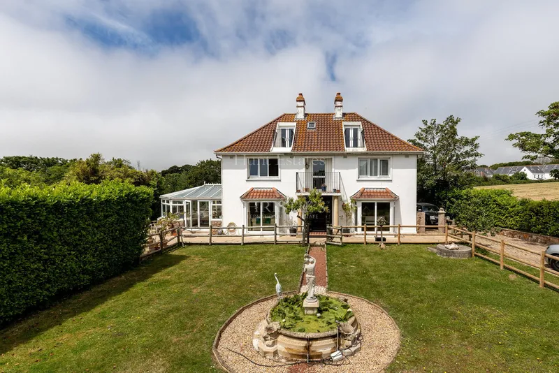 Four Bedroom Family Home with Outdoor Pool & Gardens — main photograph