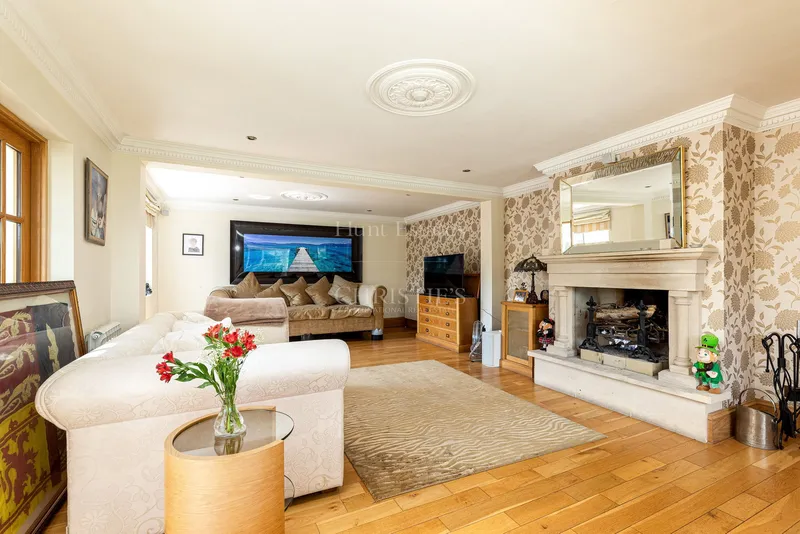 Four Bedroom Family Home with Outdoor Pool & Gardens — photograph 3