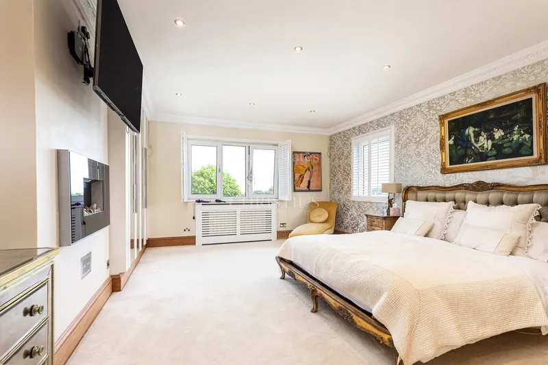 Four Bedroom Family Home with Outdoor Pool & Gardens — photograph 6
