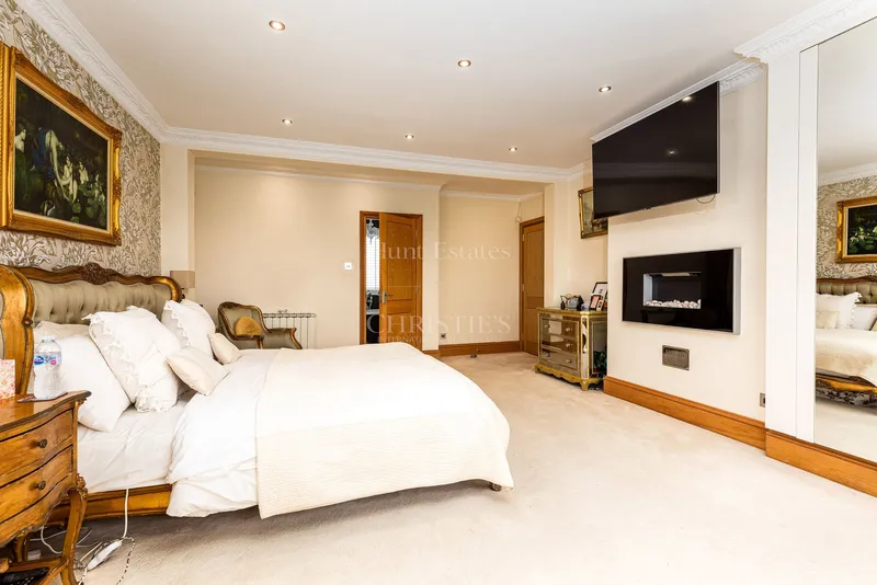 Four Bedroom Family Home with Outdoor Pool & Gardens — photograph 4