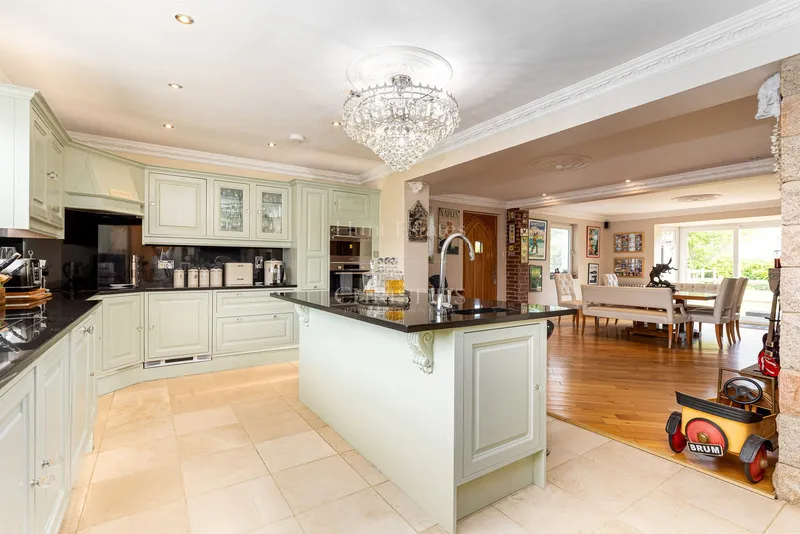 Four Bedroom Family Home with Outdoor Pool & Gardens — photograph 5