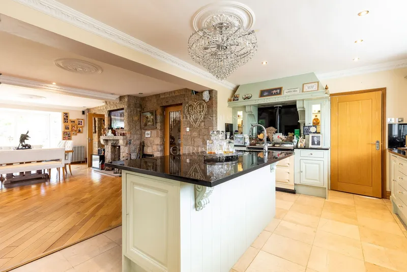 Four Bedroom Family Home with Outdoor Pool & Gardens — photograph 2