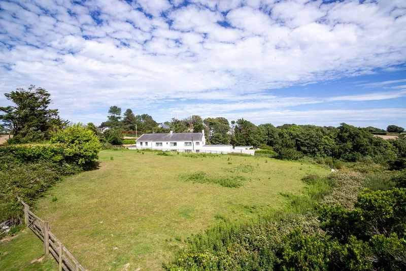 Four Bedroom Family Home with Outdoor Pool & Gardens — photograph 10