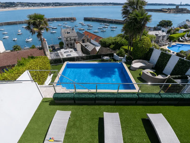 A Stunning Fully Furnished Executive Home with Spectacular Views In St Aubin — photograph 3
