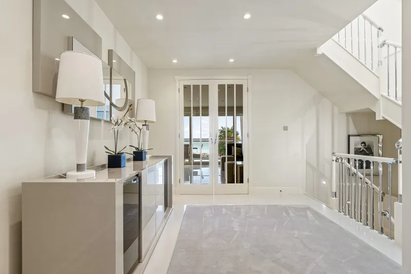 A Stunning Fully Furnished Executive Home with Spectacular Views In St Aubin — photograph 4