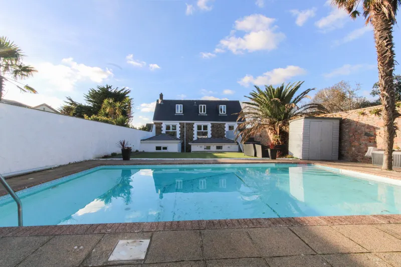 Detached family home with swimming pool — main photograph