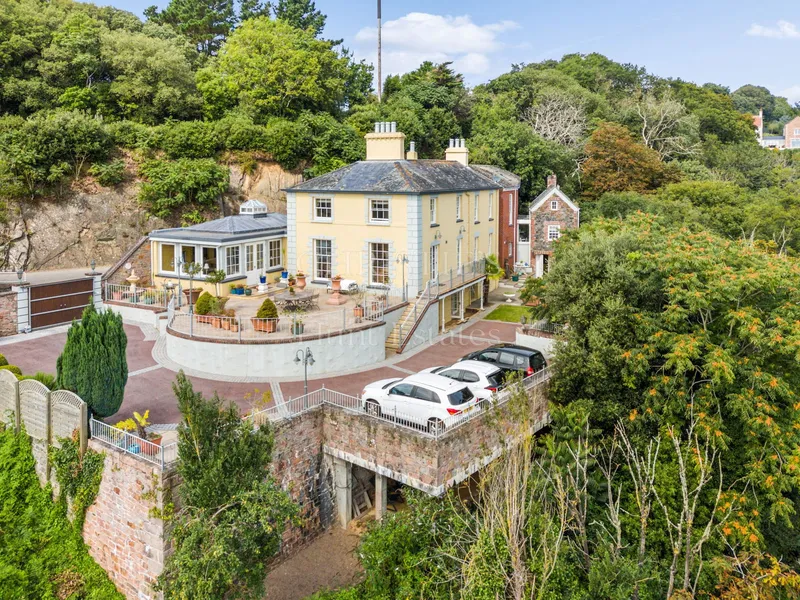 Large Family Property With Views To Elizabeth Castle — photograph 4