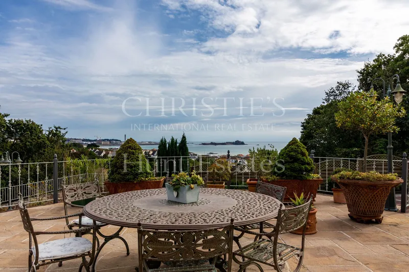 Large Family Property With Views To Elizabeth Castle — photograph 2