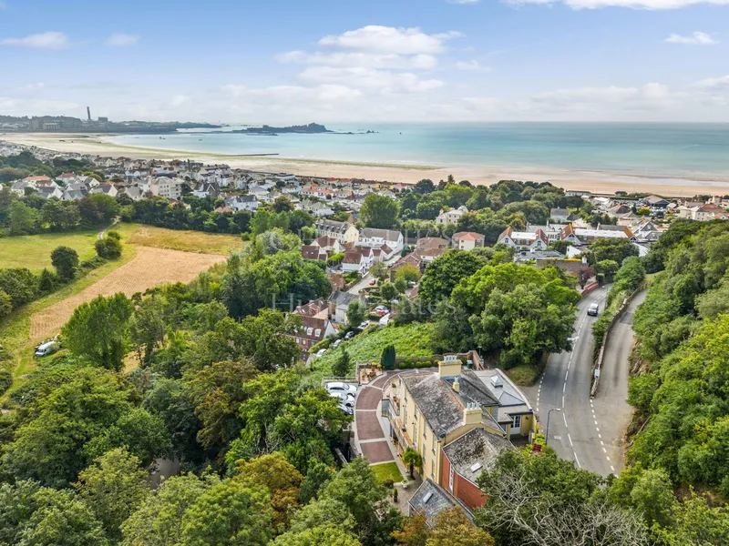 Large Family Property With Views To Elizabeth Castle — main photograph