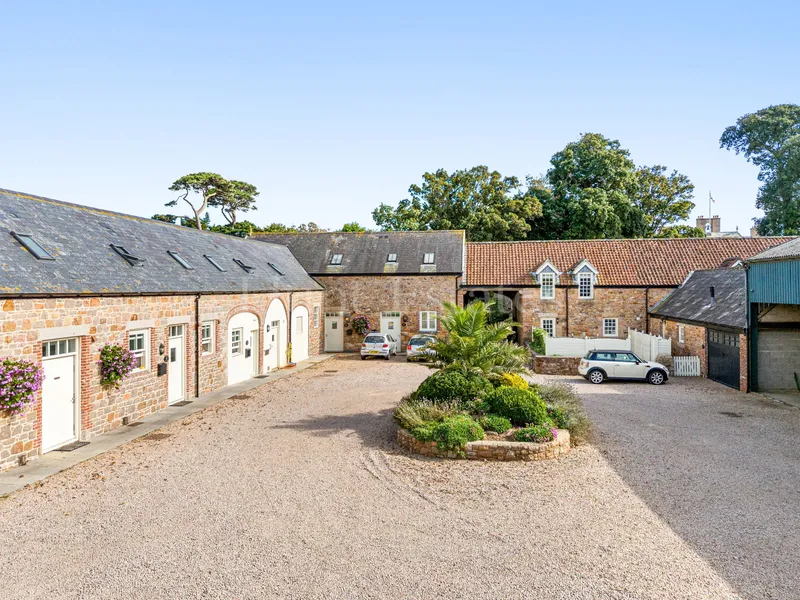 Granite Cottage set in Charming Country Hamlet — main photograph