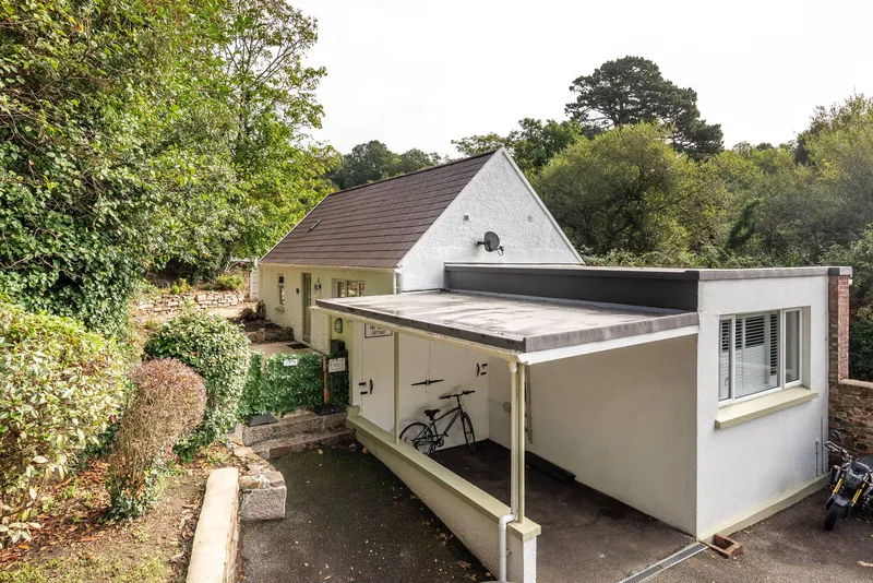 One Bedroom Detached Bungalow With Paved Garden And 3 Parking Spaces — photograph 2
