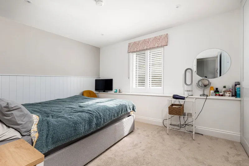 One Bedroom Detached Bungalow With Paved Garden And 3 Parking Spaces — photograph 10
