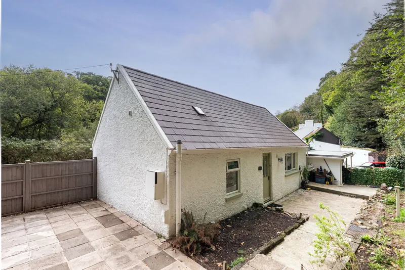 One Bedroom Detached Bungalow With Paved Garden And 3 Parking Spaces — photograph 3