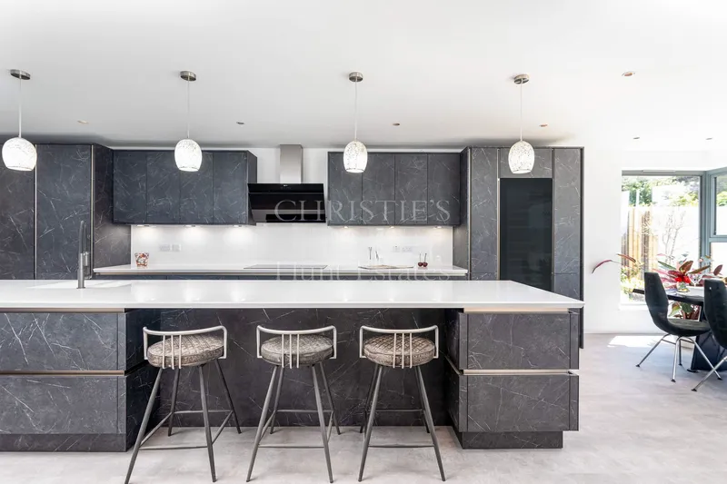 A modern detached six bedroom home in St. Brelade’s Bay — photograph 10