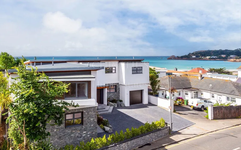A modern detached six bedroom home in St. Brelade’s Bay — photograph 2