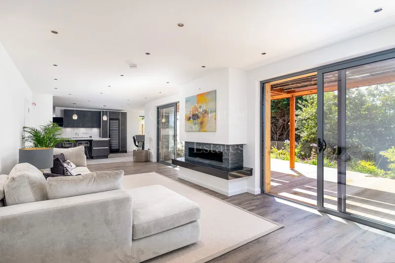 A modern detached six bedroom home in St. Brelade’s Bay — photograph 3