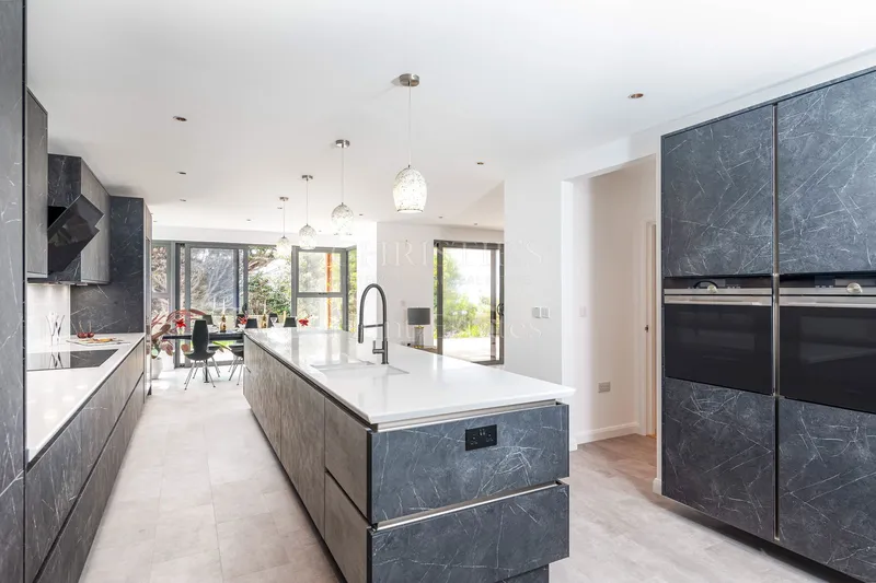 A modern detached six bedroom home in St. Brelade’s Bay — photograph 8