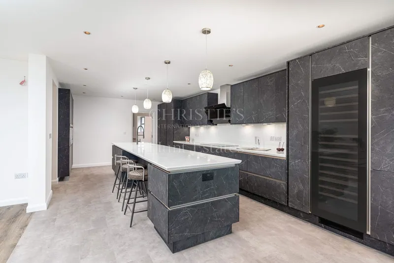 A modern detached six bedroom home in St. Brelade’s Bay — photograph 9
