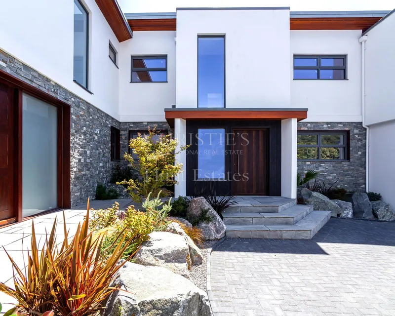 A modern detached six bedroom home in St. Brelade’s Bay — photograph 4