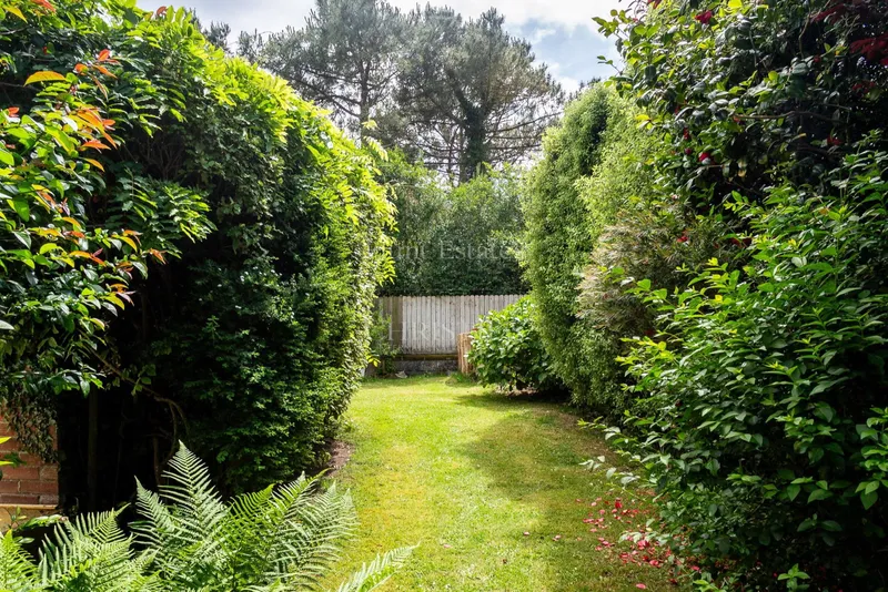 Immaculate Home In Prime Location With Direct Access To The Railway Walk — photograph 6