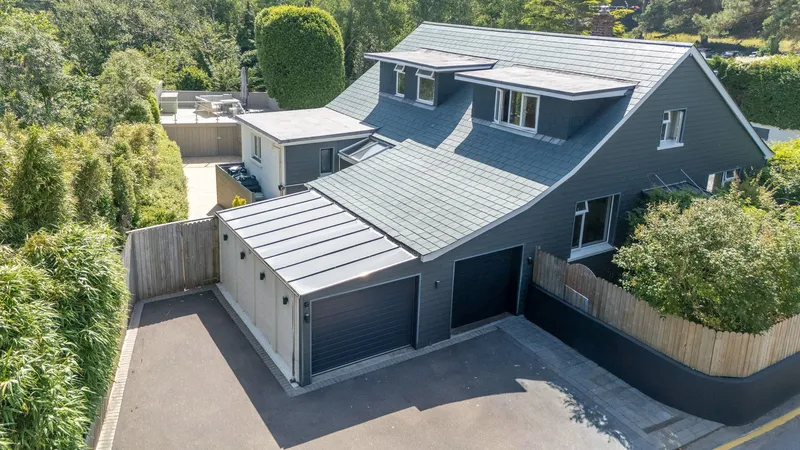 Immaculate Home In Prime Location With Direct Access To The Railway Walk — main photograph