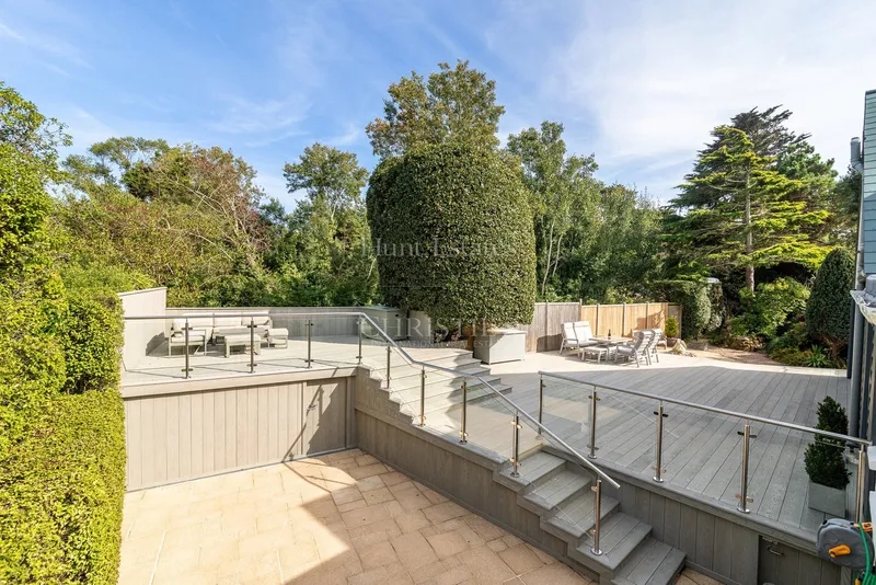 Immaculate Home In Prime Location With Direct Access To The Railway Walk — photograph 9