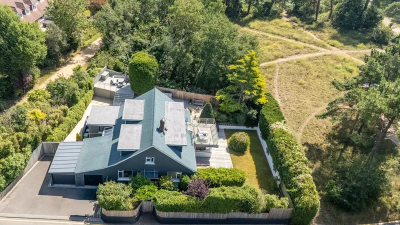 Immaculate Home In Prime Location With Direct Access To The Railway Walk — photograph 2