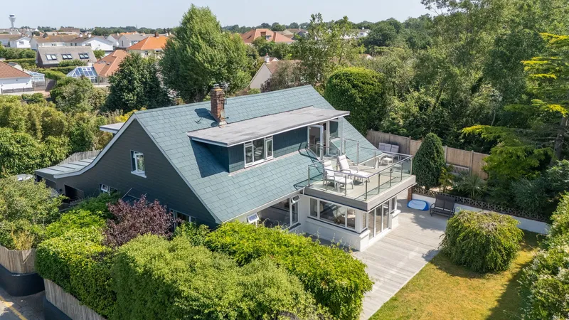 Immaculate Home In Prime Location With Direct Access To The Railway Walk — photograph 3