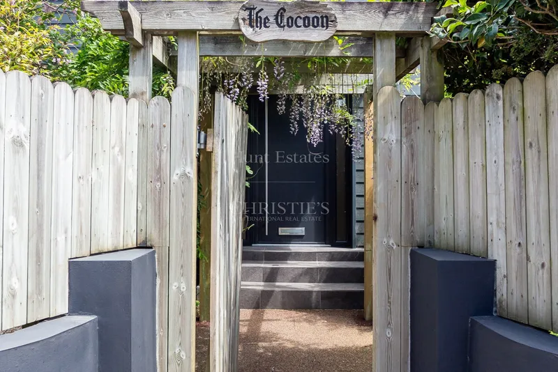 Immaculate Home In Prime Location With Direct Access To The Railway Walk — photograph 5