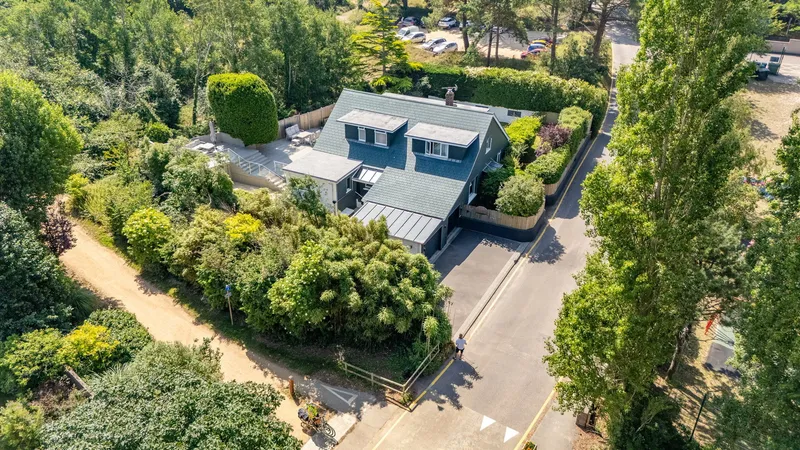 Immaculate Home In Prime Location With Direct Access To The Railway Walk — photograph 4