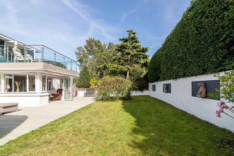 Immaculate Home In Prime Location With Direct Access To The Railway Walk — photograph 7