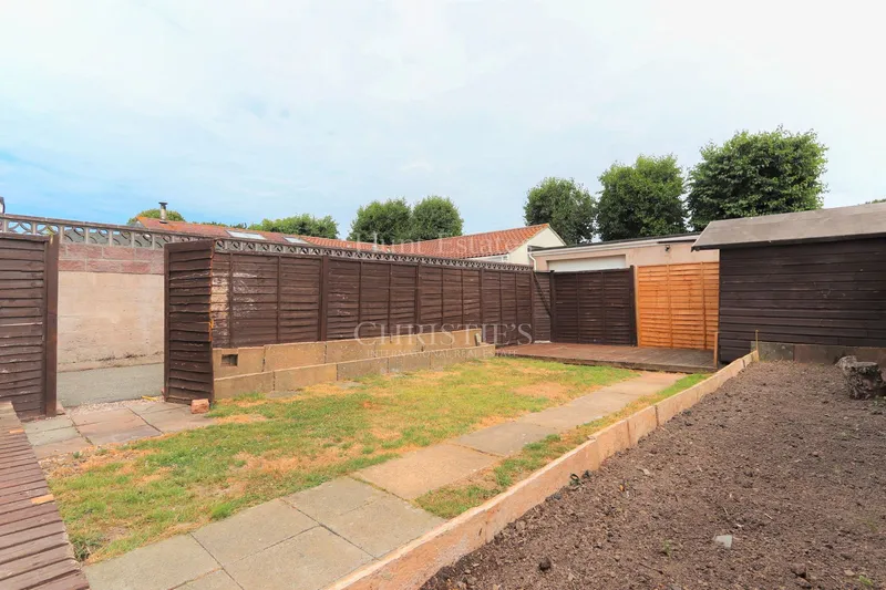 Family Home with Scope for Development — photograph 2