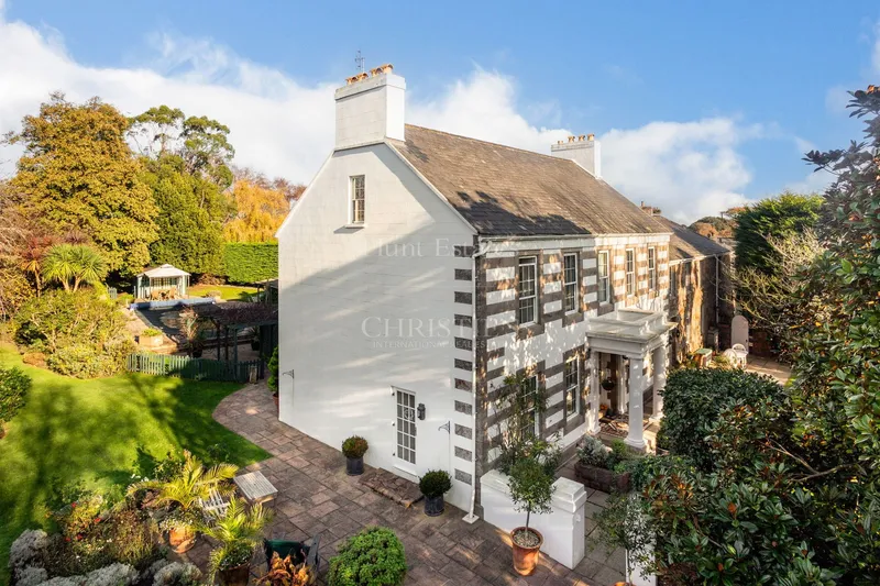 Beautiful Home Set in Picturesque Grounds — photograph 3