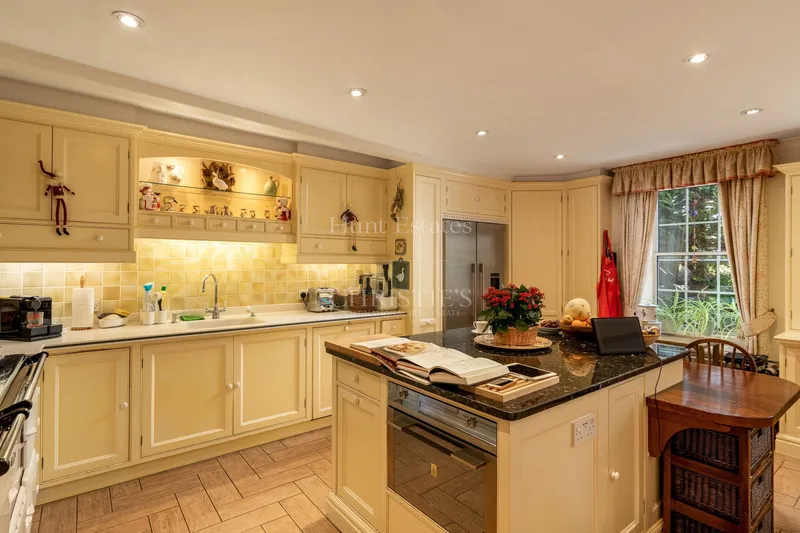 Beautiful Home Set in Picturesque Grounds — photograph 8