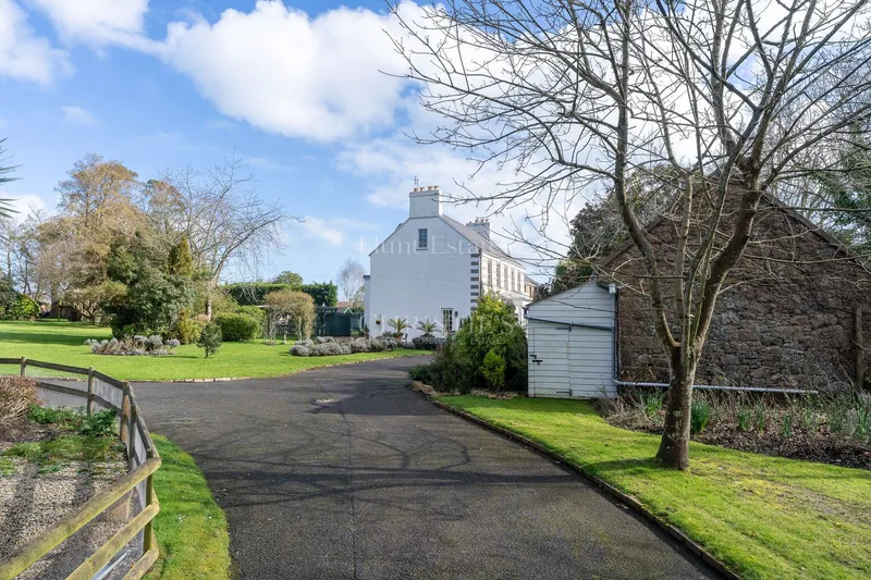 Beautiful Home Set in Picturesque Grounds — photograph 5