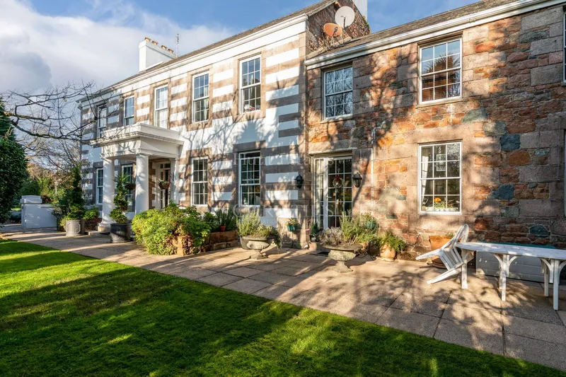 Beautiful Home Set in Picturesque Grounds — photograph 2