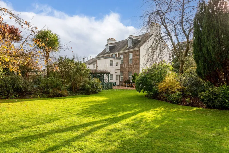 Beautiful Home Set in Picturesque Grounds — photograph 4