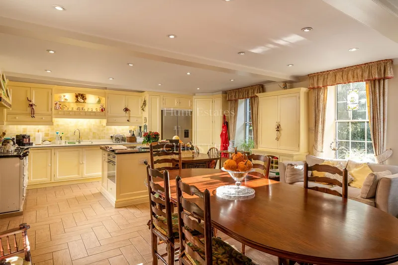 Beautiful Home Set in Picturesque Grounds — photograph 10