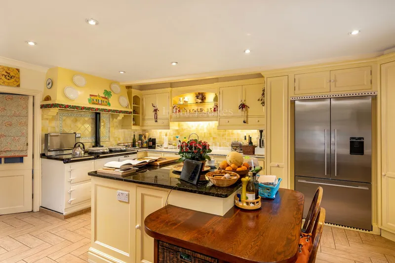 Beautiful Home Set in Picturesque Grounds — photograph 9