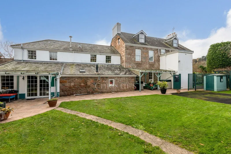Beautiful Home Set in Picturesque Grounds — photograph 6