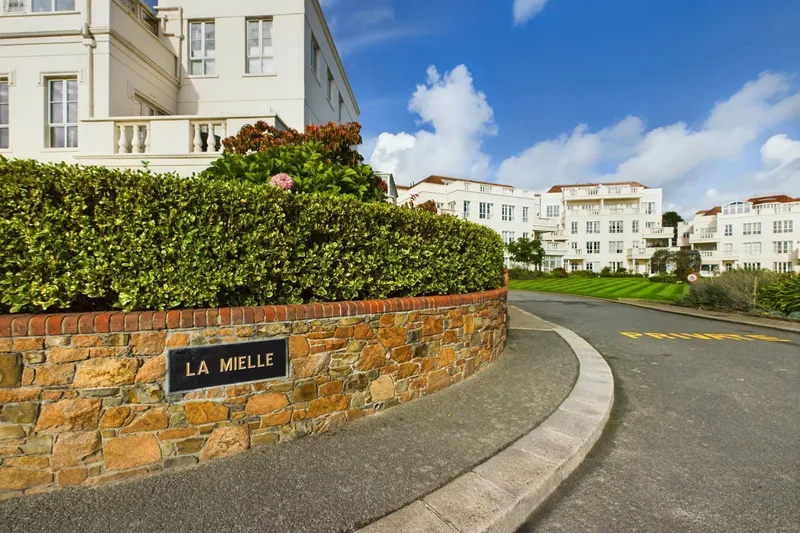 4, Coin De La Mielle — main photograph