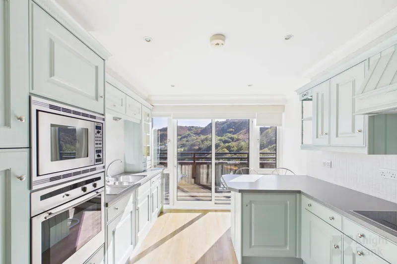 Penthouse, Apartment 20 — photograph 6