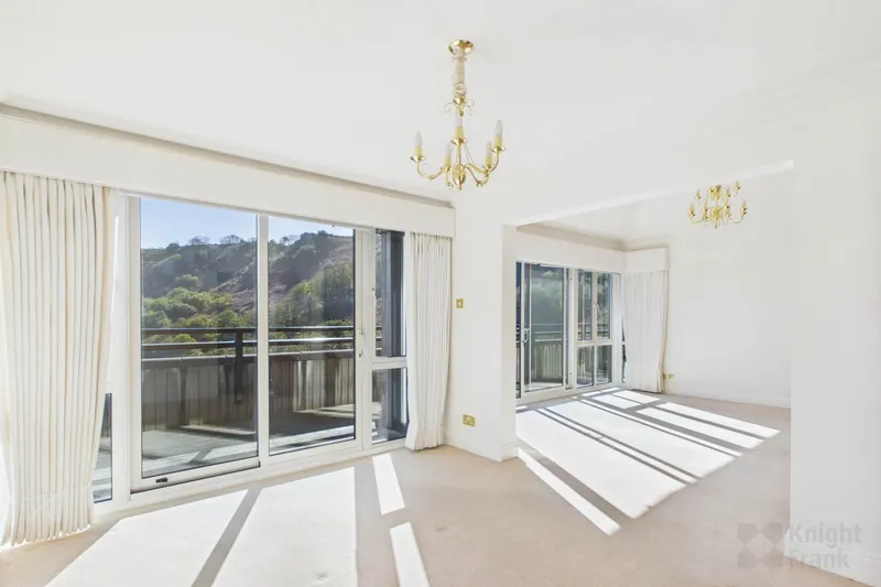 Penthouse, Apartment 20 — photograph 9