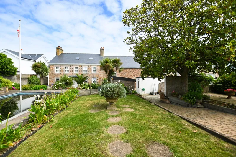 MORE THAN MEETS THE EYE A HOME THAT CATERS FOR ALL THE FAMILY, 2-3 GENERATION WITH LARGE FARMHOUSE, AND SO IT GOES ON — photograph 4