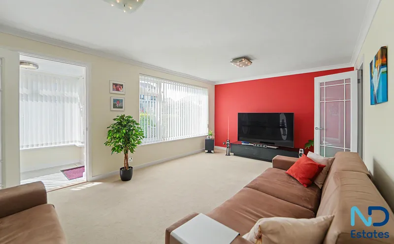 St Clement - Three Bedroom House with Garden, Garage & Parking — photograph 4