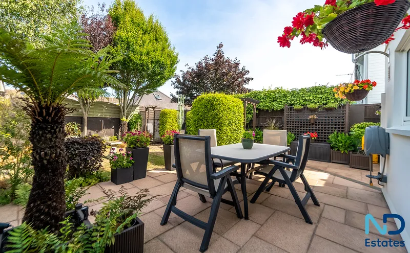 St Clement - Three Bedroom House with Garden, Garage & Parking — photograph 2