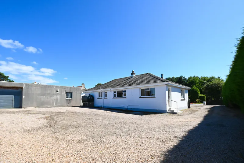 3 Bedroom Bungalow with Storage Facility, St Ouen — photograph 2