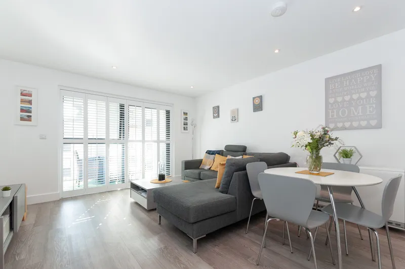 2 Bedroom Balcony Apartment with Parking — photograph 3